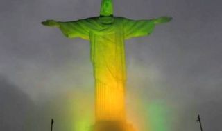 Статуята на Христос в Рио де Жанейро грейна в златисто и зелено в чест на Пеле
