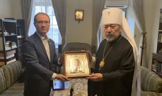 The Archbishop of Tokyo and Japan received an icon from the board of trustees of the "St. Alexander Nevsky" temple 
