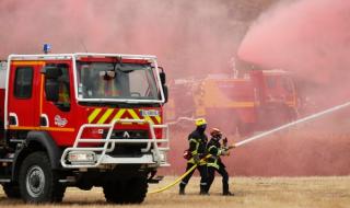 Армия пожарникари се бори с пожари във Франция