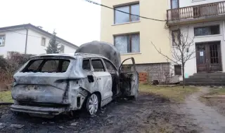 Кметове се събират пред дома на колегата си в Бистрица