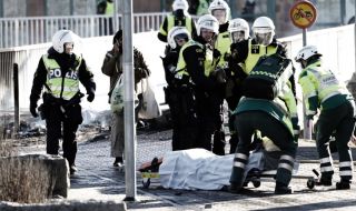 Трима ранени при сблъсъци в Норкьопинг