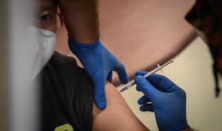 Бундестагът одобри задължителната ваксинация на здравните работници
