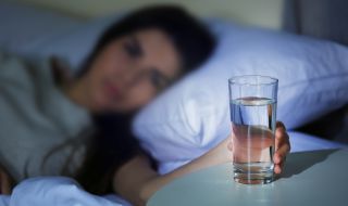 Защо пиенето на вода през нощта не е полезно?