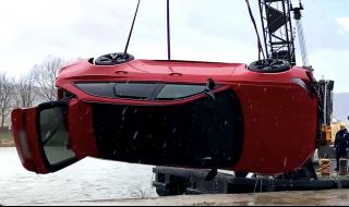 Audi RS6 прекара няколко дни под вода след като шофьорът му обърка предавките (ВИДЕО)