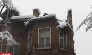 Покрив падна на оживена улица във Враца