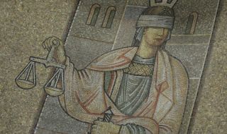 И адвокатите с послание за деня на Конституцията