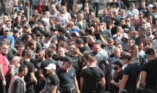 Провокации: Нацисти и цигани хванати под ръка в контрапротест за Гешев (ВИДЕО)