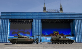 Най-новият руски танк се счупи на репетицията за 9 май