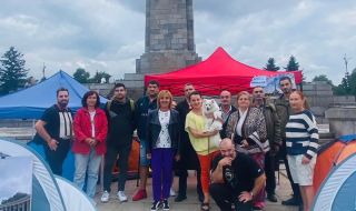 Събраха се:  БСП, "Левицата" и "Възраждане" излязоха на протест срещу демонтажа на "Паметника на съветската армия"