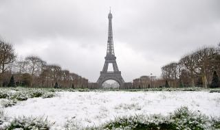 Снежна буря затвори Айфеловата кула