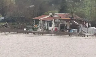 Затворени пътища и 12 евакуирани семейства при наводненията в Бургаско