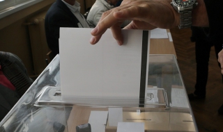 Избирателната активност към 13 ч. е 23,24%