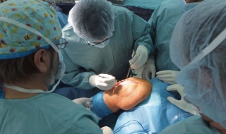 Във Варна испанци показаха операция на коляно