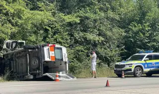 Линейка с пациент се обърна след сблъсък с кола на пияна двойка