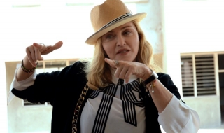 Мадона иска да осинови две деца от Малави