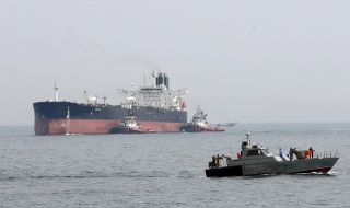"Външна" експлозия засегна петролен танкер край Саудитска Арабия 