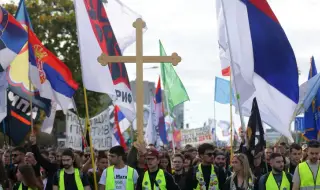 37 арестувани в Белград след сблъсъци между протестиращи и привърженици на Вучич