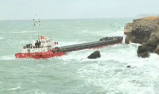 Водолази направиха оглед на заседналия "Вера Су"