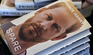 Опашки се извиха пред книжарниците във Великобритания за мемоарите на принц Хари