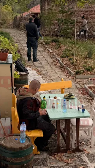 Отстраненият председател на СИК продължи с бира пред секцията