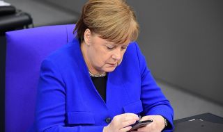 Рейтингът на Меркел се срина рекордно