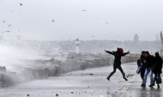 Мощeн ураган удари Истанбул (ВИДЕО)