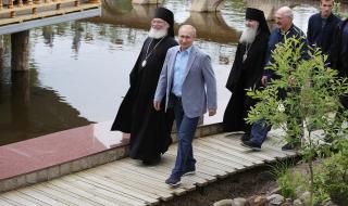 Путин влезе в манастир с маратонки за $1000