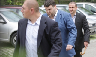 Обвинените за убийство на Пеевски искали да го следят
