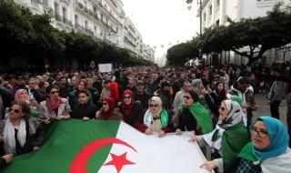Хиляди на протест в Алжир
