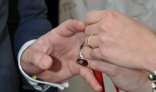 Мъж отиде до пожарната, за да му махнат годежния пръстен