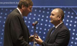 Президентът: Младите трябва да бъдат отбор