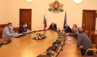 Министър Ангелов и шефът на "Пирогов" скочиха на Мангъров пред Борисов