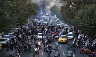 Насилието в Иран ескалира, протестиращи подпалиха полицейски участъци (ВИДЕО)