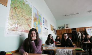 Учениците от 5-ти, 10-ти и 11-ти клас се връщат в класните стаи