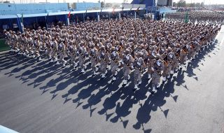 Военен парад в Техеран! Президентът Раиси отново заплаши Израел
