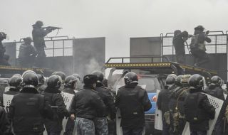 Военно положение! Убити полицаи, подпалени сгради, разбити оръжейни складове в Казахстан