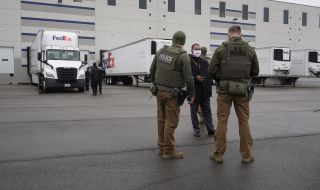 В САЩ започна доставката на ваксината на Moderna