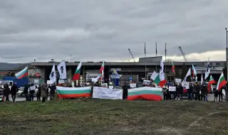 "Възраждане" блокира пристанище във Варна ВИДЕО