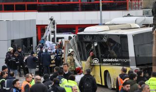 Деветнайсет души са ранени при сблъсък на трамвай и автобус в Истанбул