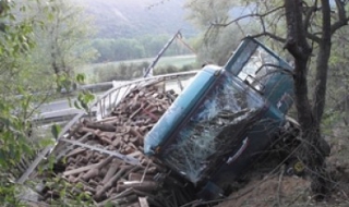 ТИР с дърва катастрофира в Кресненското дефиле