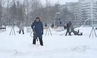 Кмет бори преспите с огнехвъргачка (ВИДЕО)