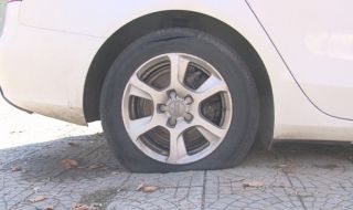 Срязаха гумите на 9 коли в Карлово