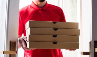 18 години затвор грозят разносвач на пица, плюл върху поръчката (СНИМКА)