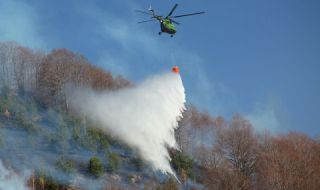 Мълния предизвика два пожара в Хасковско, вертолет на ВВС участва в гасенето