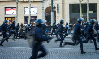 Ликвидираха мъж, нападнал полицаи в Париж