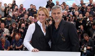 Хубавата Джулия награждава отличника Клуни