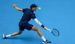 Яник Синер оцеля след драматичен сблъсък с французин в Пекин и се класира за четвъртфиналите