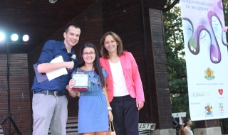 Министър Раданова призова младите: Не напускайте България!