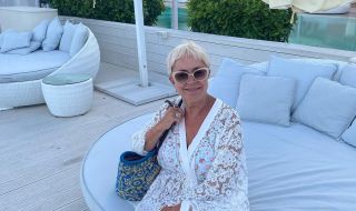 На 61 г. Кристина Патрашкова показа как се забавлява на плажа (СНИМКИ)