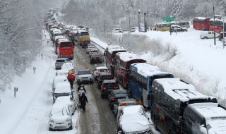 Южна Корея се бори с усложнения, предизвикани от обилни снеговалежи и минусови температури